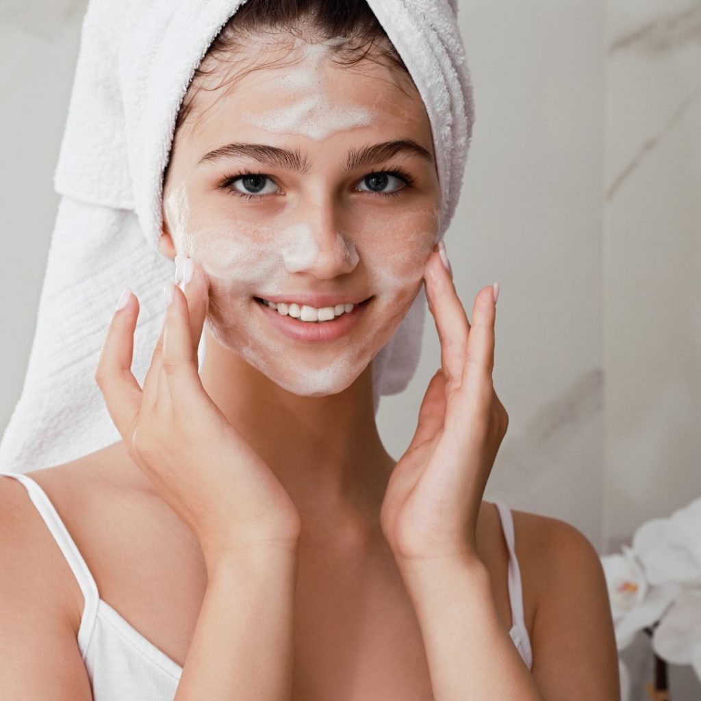 Utiliser un nettoyant doux pour protéger sa peau quand on est adolescent